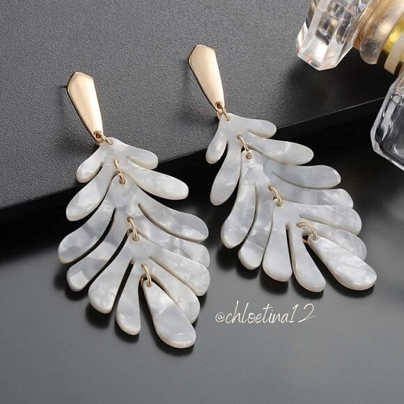 🎉HP🎉Long Statement Earrings White Leaf Resin Dangle Earrings - Picture 1 of 5